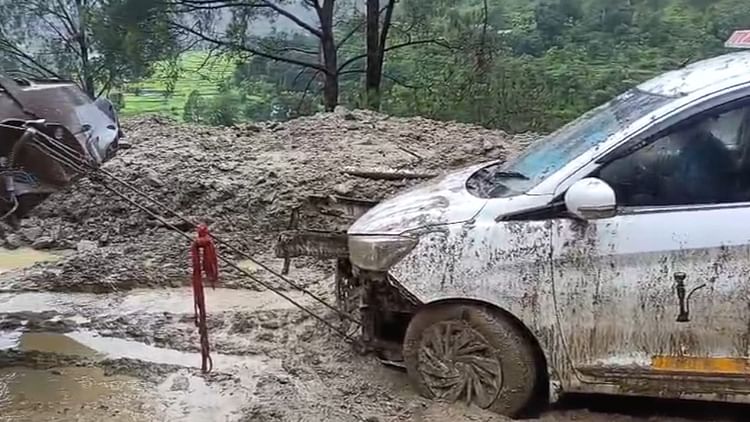 Chamoli Rain: घर छोड़ अस्पताल में ली ग्रामीणों ने शरण….कई मवेशी मरे, बदरीनाथ हाईवे पर मलबे में फंसा वाहन