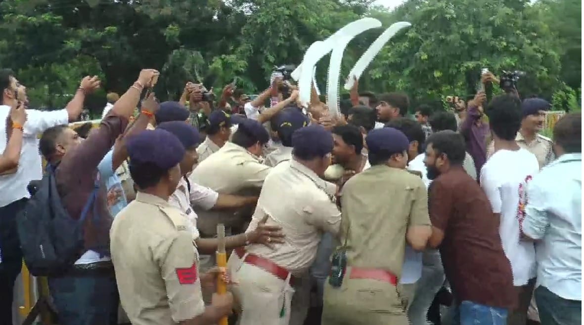 Bhopal: Northern Congress in support of PCC Chief, NSUI going to CM House arrested by police, BJP hits back