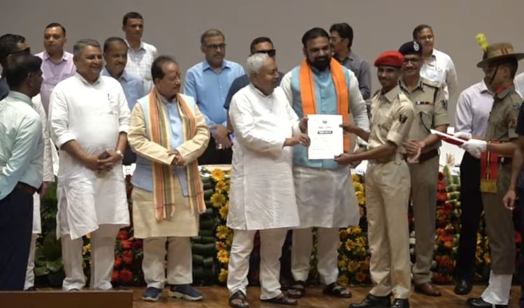 Bihar: आज 21391 सिपाहियों को मिला नियुक्ति पत्र, सीएम नीतीश ने फिर पूछा- 2005 से पहले बिहार की क्या स्थिति थी?