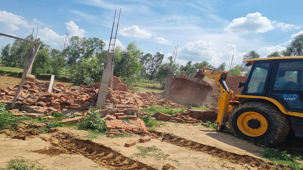 BDA bulldozer demolished illegal construction in Bhojipura Bareilly