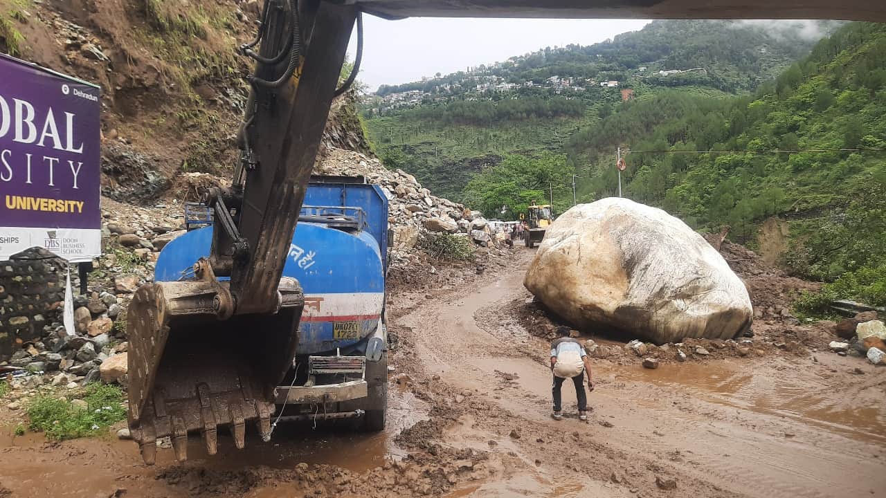 Heavy rain in Uttarakhand vehicles stuck in debris on Badrinath Highway cattle died due to debris Chamoli rain