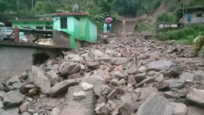 Heavy rain in Uttarakhand vehicles stuck in debris on Badrinath Highway cattle died due to debris Chamoli rain