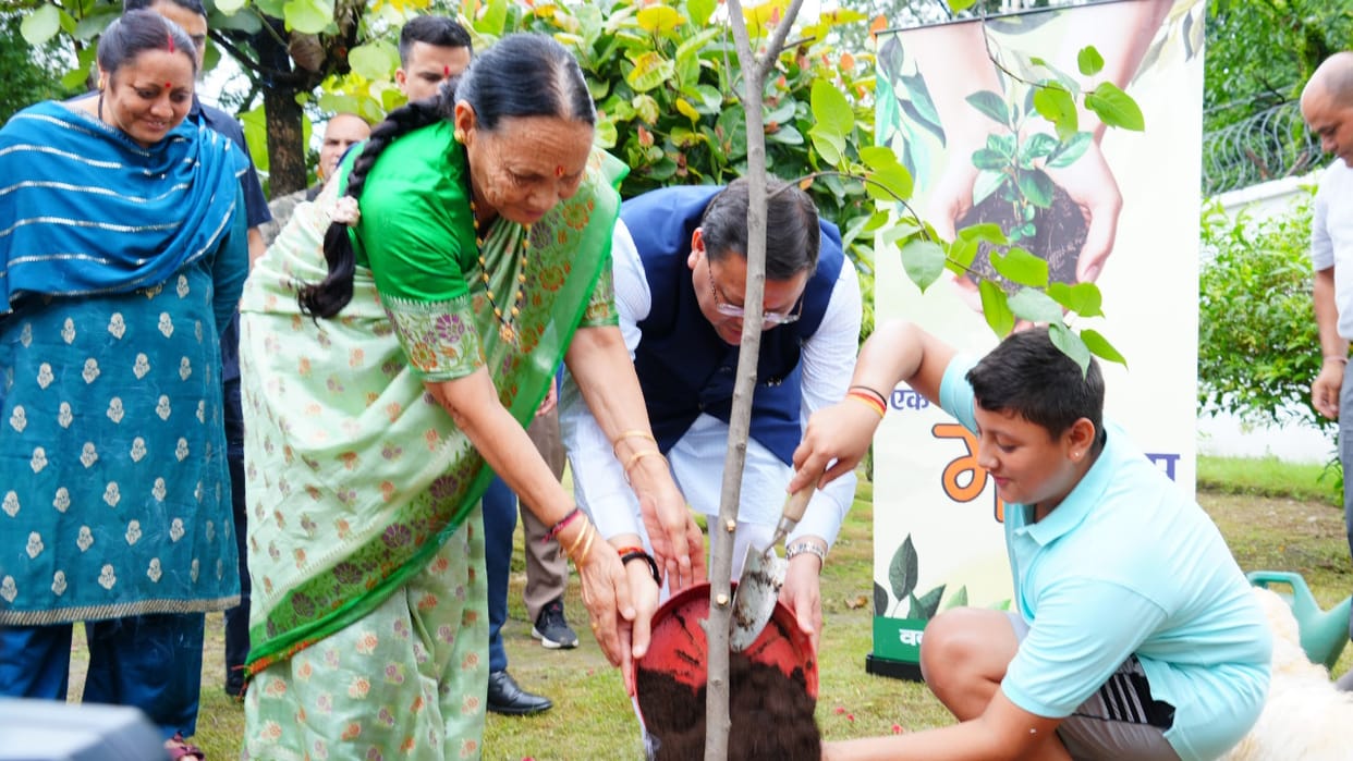 Ek Ped Maa Ke Naam Campaign CM Dhami planted saplings Government Housing Complex Uttarakhand News in hindi
