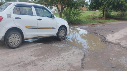 Kanpur: Pothole on the road took the life of a mason riding a bike