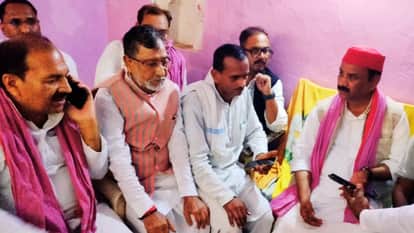 गोलू के परिजनों से बातचीत करते समाजवादी पार्टी के नेता।