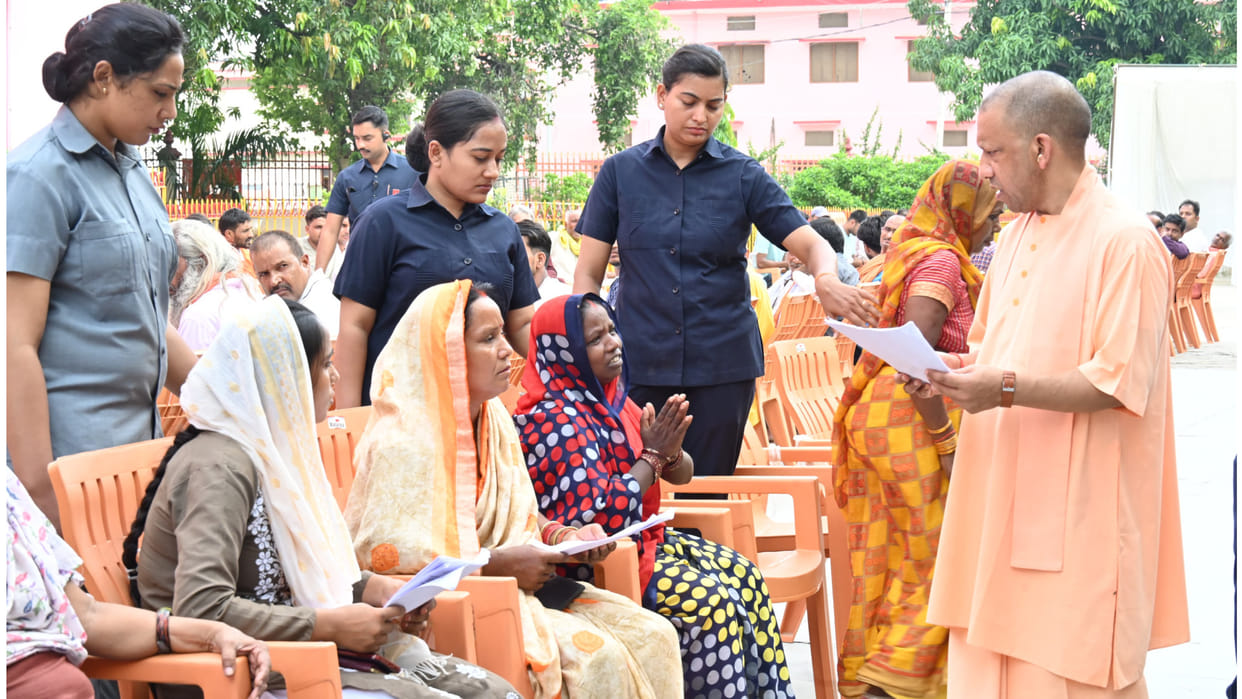 CM Yogi heard the complaints in Gorakhpur Gorakhnath temple, 200 people reached for Janta Darshan