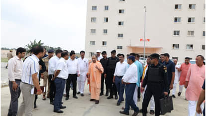 सीएम योगी निरीक्षण करने के बाद निर्देश देते हुए