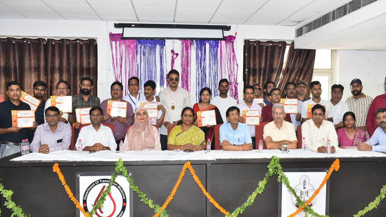 Kanpur: Dr. Kala said if blood is available on time, patients' lives are saved, blood donors were honored