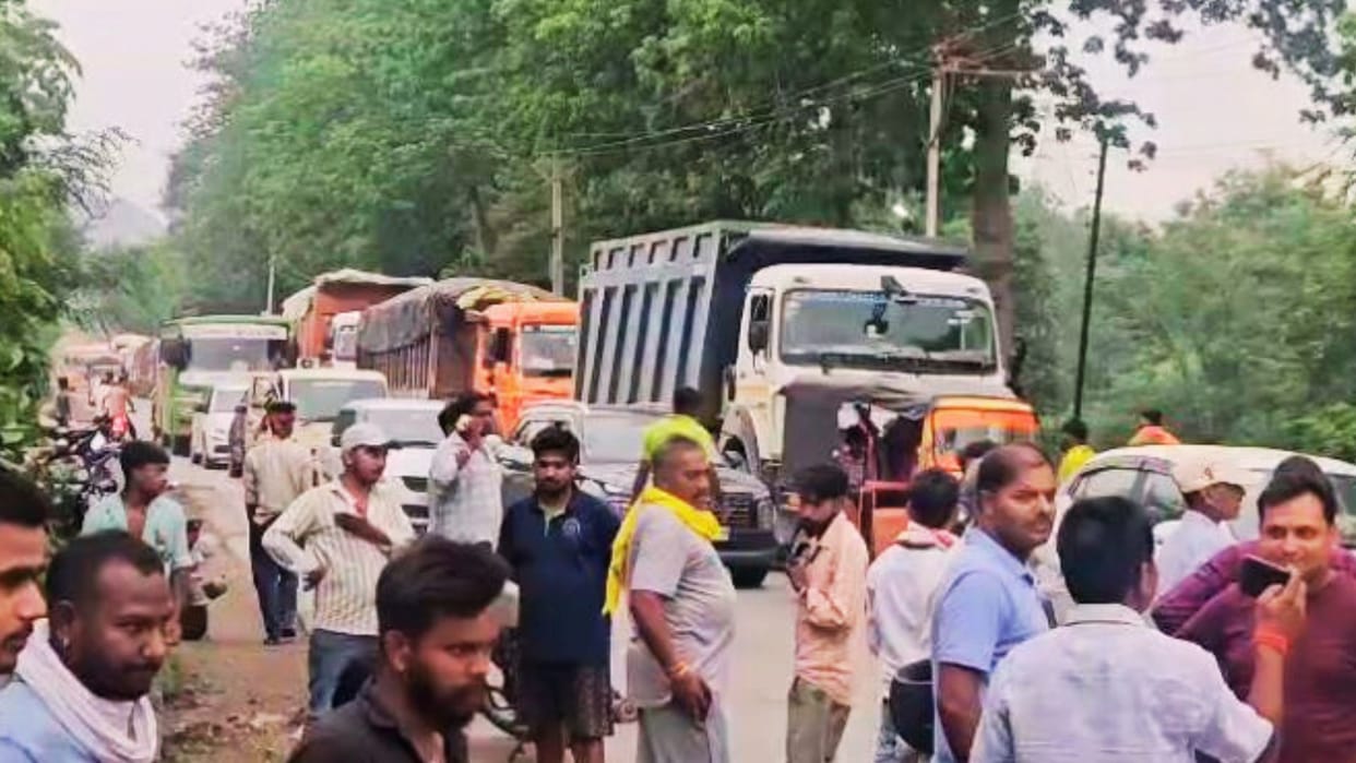 road Accident in sonbhadra truck ran over labourer his body was scattered on road