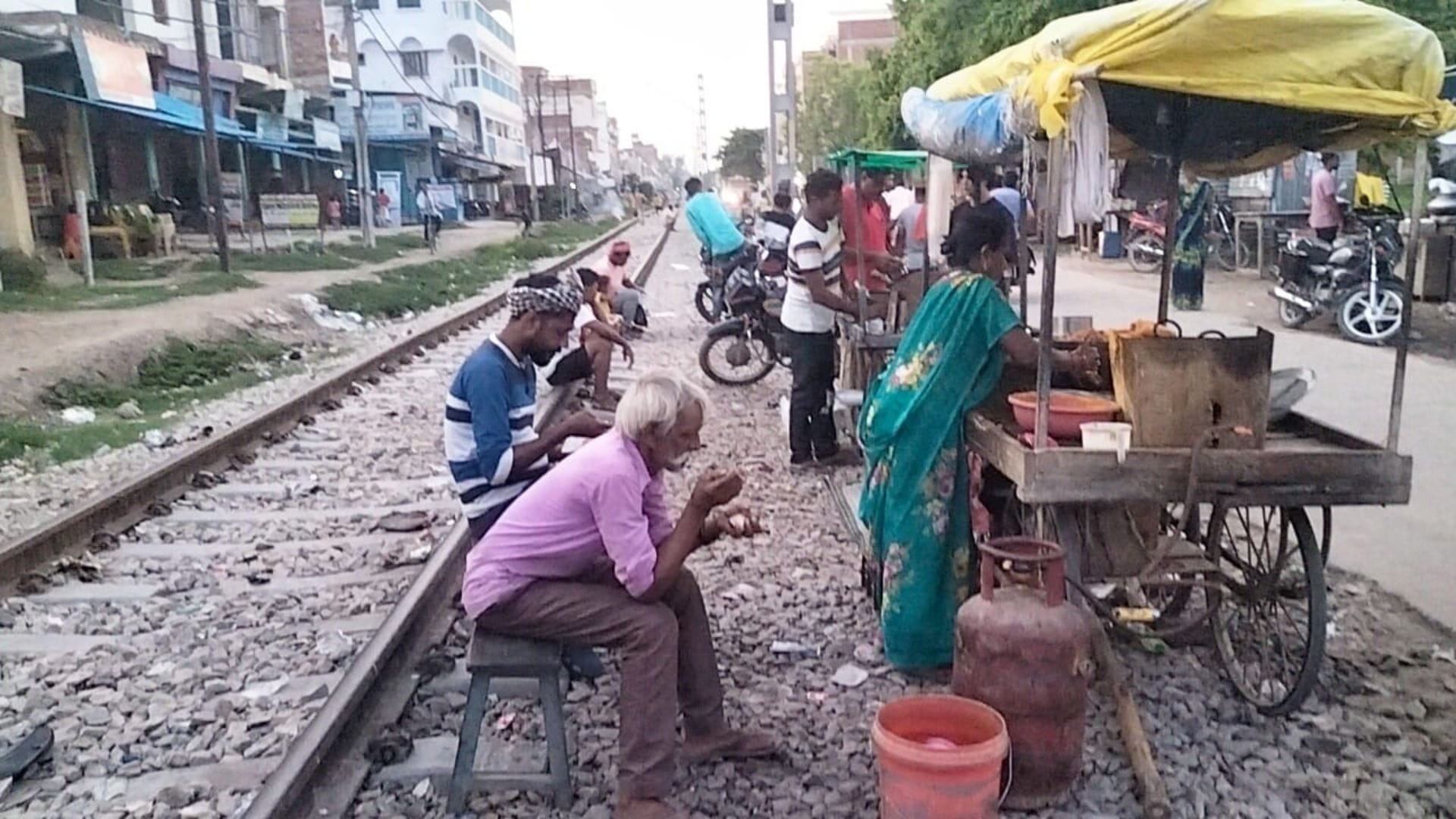 Encroachment removed from railway track in Ghazipur