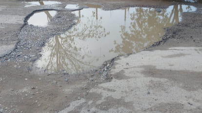 Kanpur: Pothole on the road took the life of a mason riding a bike