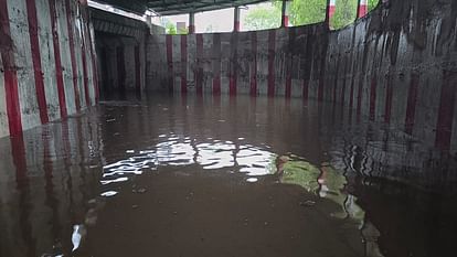 Jhansi Rain: मऊरानीपुर में सुबह हुई तेज बारिश से रास्ते जलमग्न, अंडरब्रिज में पांच फीट पानी भरा; आवागमन बाधित Heavy rain in the morning caused waterlogging problem in Mauranipur