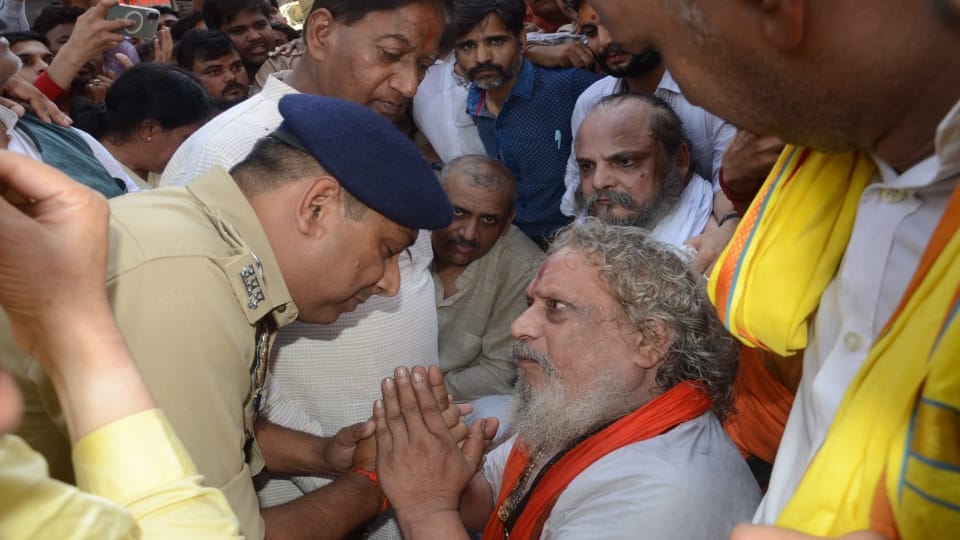 Kanpur Jagannath Rath Yatra Chaos Over Speaker Removal, SHO Suspended After Misbehaving with Mahant