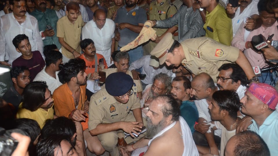 Kanpur Jagannath Rath Yatra Chaos Over Speaker Removal, SHO Suspended After Misbehaving with Mahant