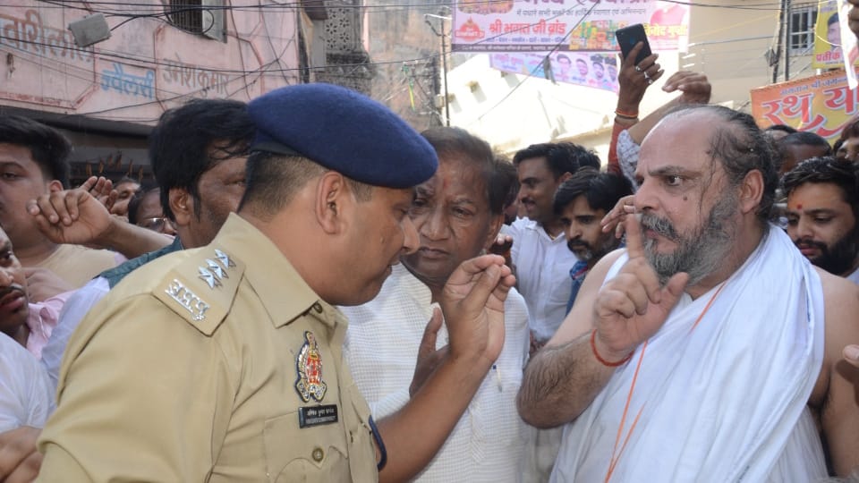 Kanpur Jagannath Rath Yatra Chaos Over Speaker Removal, SHO Suspended After Misbehaving with Mahant