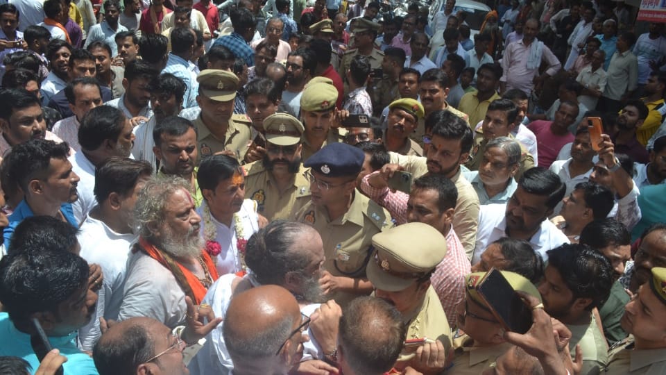 Kanpur Jagannath Rath Yatra Chaos Over Speaker Removal, SHO Suspended After Misbehaving with Mahant