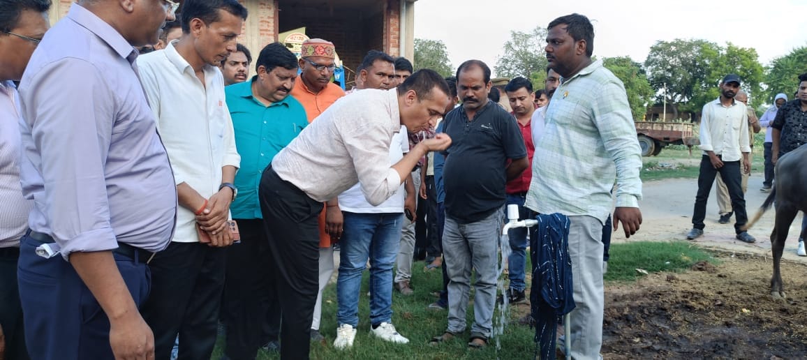 Kanpur MD Dr Rajshekhar inspected public water tanks villagers said water has not come in the tap till date