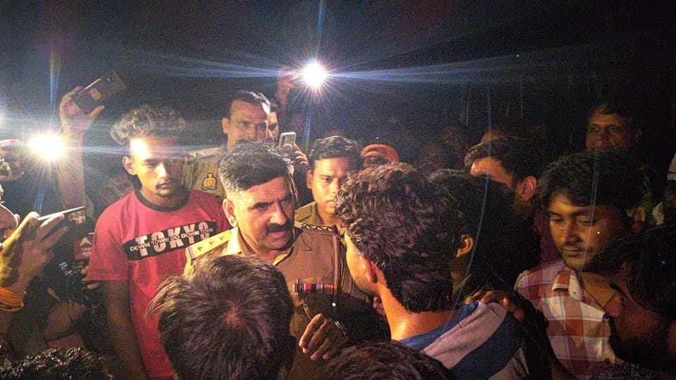 Jam was imposed for one hour demanding compensation