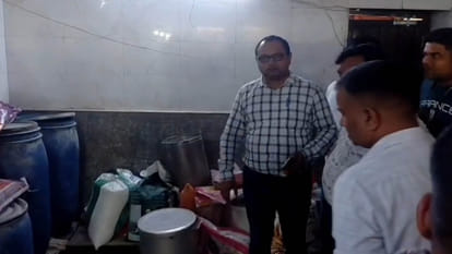 Kanpur: Raid on Munna Samosa's shop, dirt found, sale banned