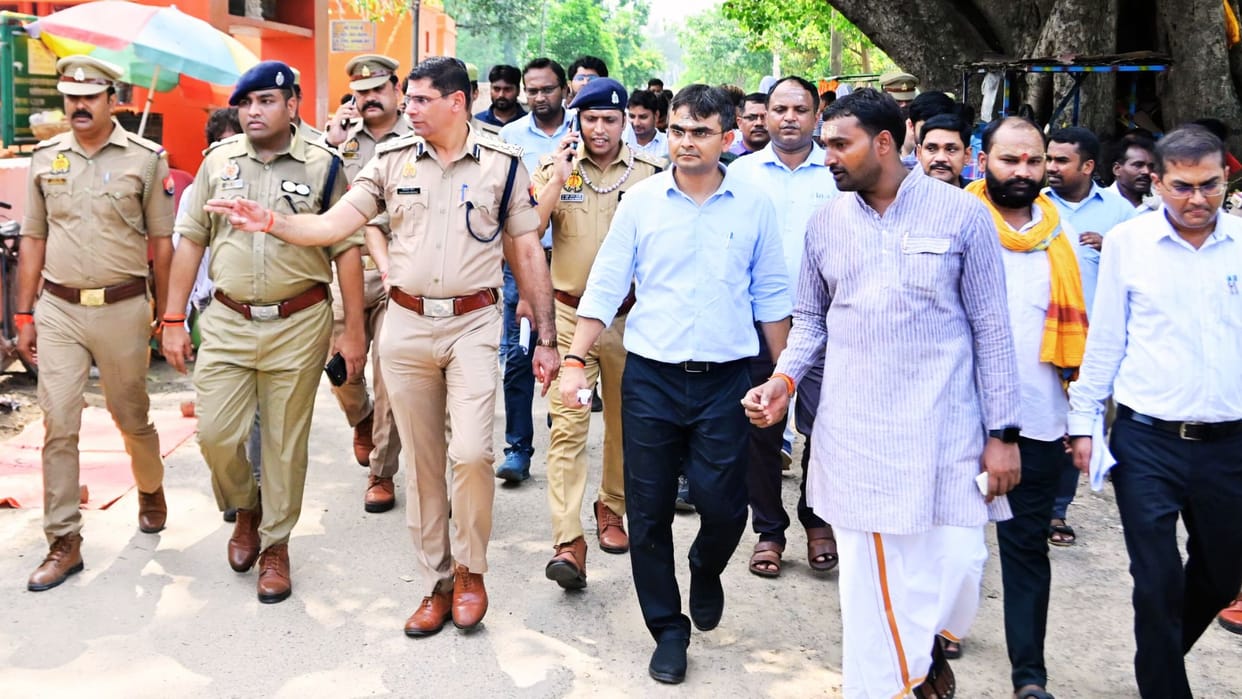 Sawan 2025 DM varanasi inspected Markandeya Mahadev temple and Kanwar route said should be ready