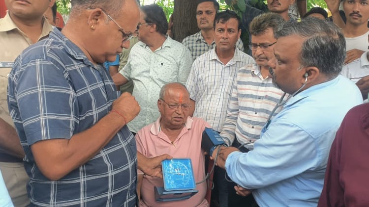 Nainital News: कोटाबाग में धरने पर बैठे विधायक बंशीधर भगत की अचानक तबीयत बिगड़ी, मौके पर बुलाए गए डॉक्टर