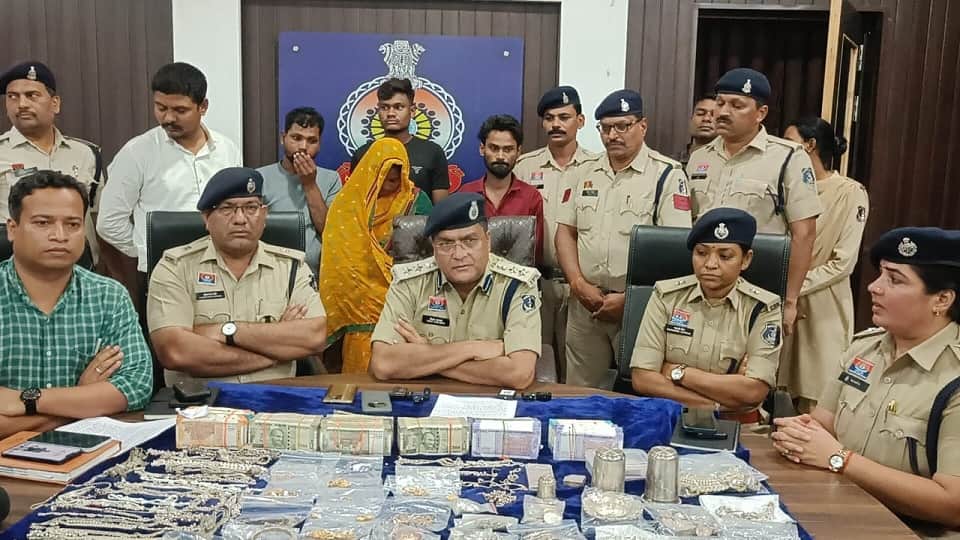 पुलिस की गिरफ्त में आरोपी