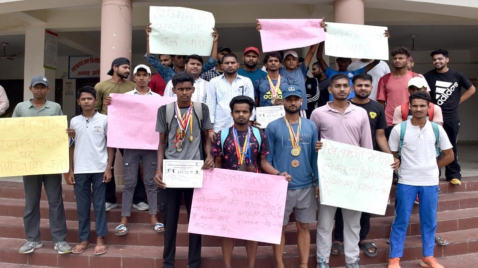 Protest against indecency of regional sports officer of Aligarh