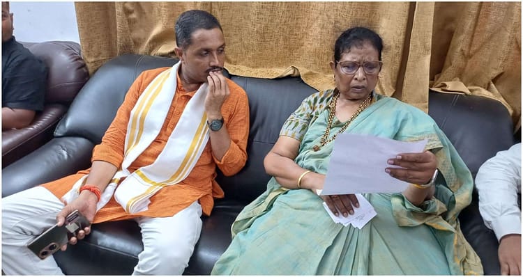 Bihar: तेजस्वी पर मंत्री रेणु देवी का निशाना, बोलीं- जो नेता खुद नौवीं पास हैं, वे बच्चों को कलम बांट रहे