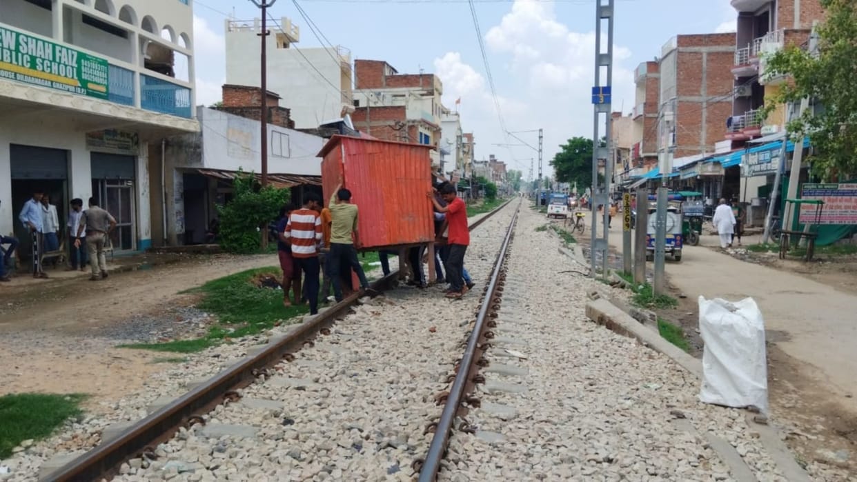 Encroachment removed from railway track in Ghazipur