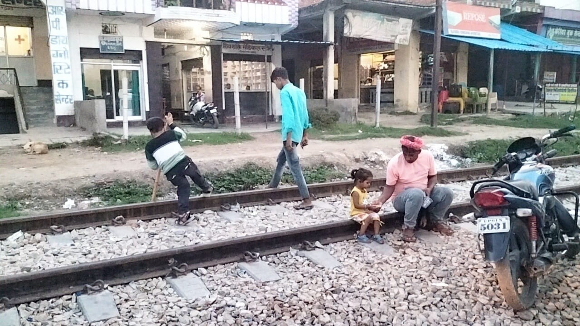 Encroachment removed from railway track in Ghazipur