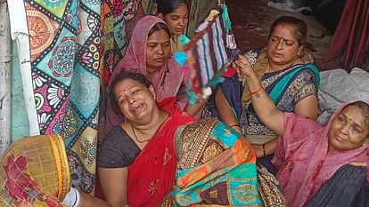 Murder case registered in suspicious death of mother son and daughter-in-law Riya father In Pratapgarh