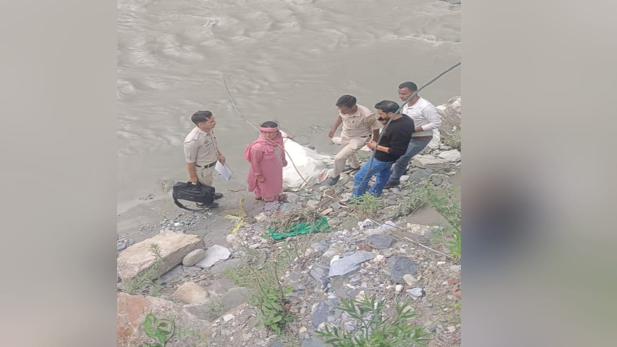 Road accident Kullu: Mother and daughter died and one person was injured when a car fell into a drain on Larji