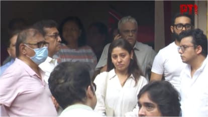 Hindustani Bhau to Mika Singh sunidhi Chauhan Shehnaaz these celebs gather for last rites of Shefali Jariwala