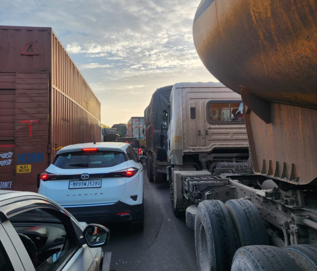 Indore: Deadly traffic jam in Indore did not open even after 24 hours, queue of vehicles up to eight km