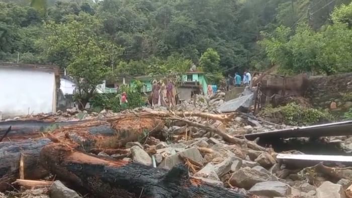 Heavy rain in Uttarakhand vehicles stuck in debris on Badrinath Highway cattle died due to debris Chamoli rain