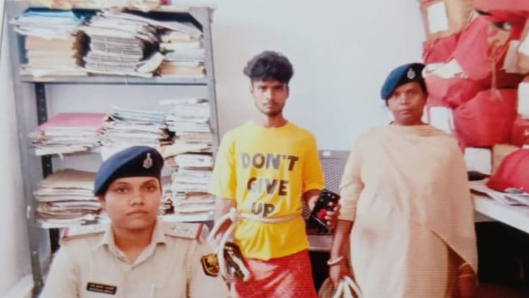 Bihar News: बिहटा रेलवे स्टेशन पर मोबाइल छिनतई कर भाग रहा चोर पकड़ा गया, चोरी का मोबाइल बरामद