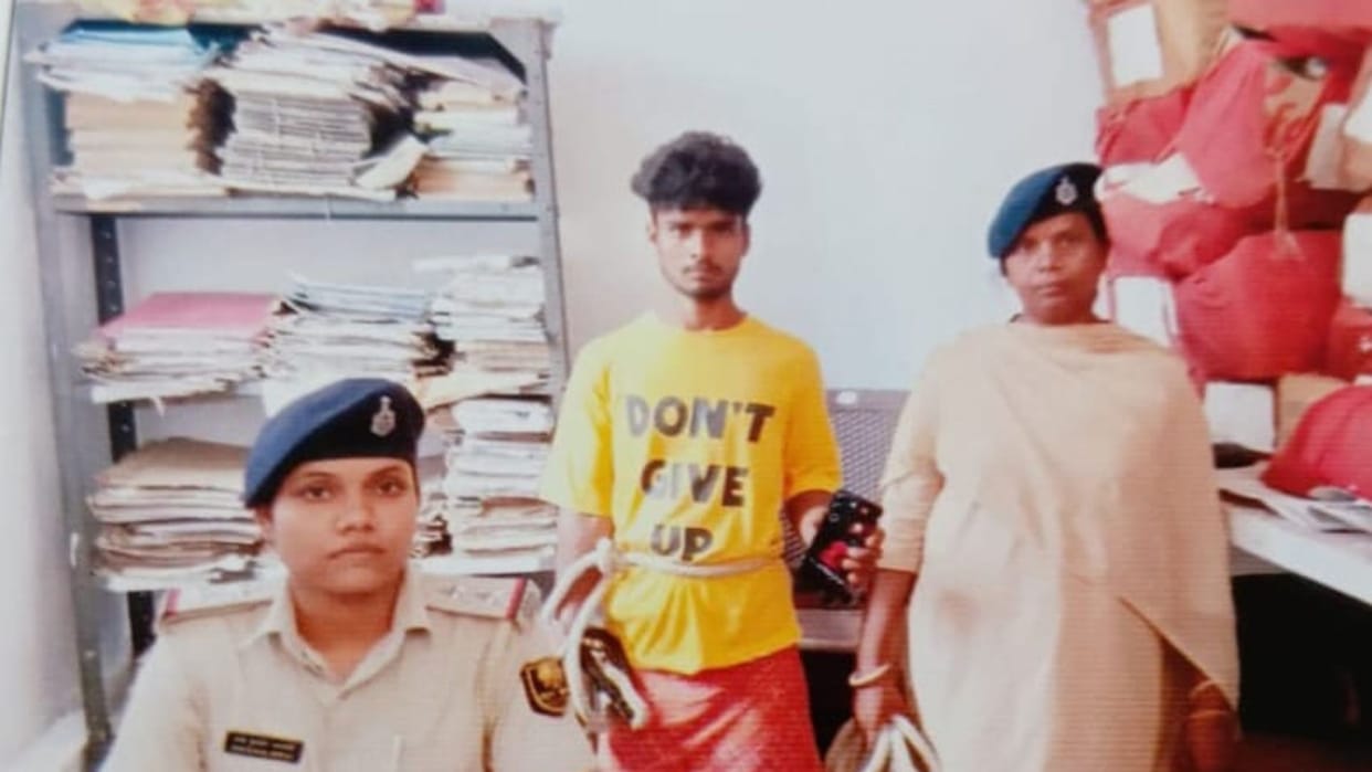 Bihar: A thief who was running away after snatching a mobile phone at Bihta railway station was caught
