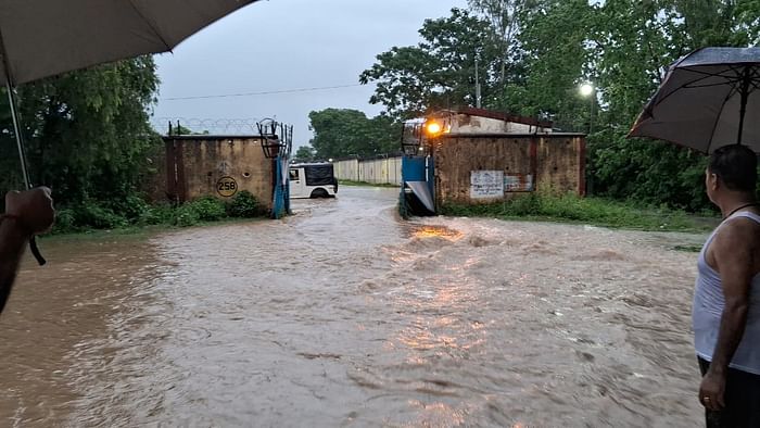 Dehradun Rainfall: Flood-like situation in Bhaniyawala and Athurawala due to overflowing of rain drains, highw