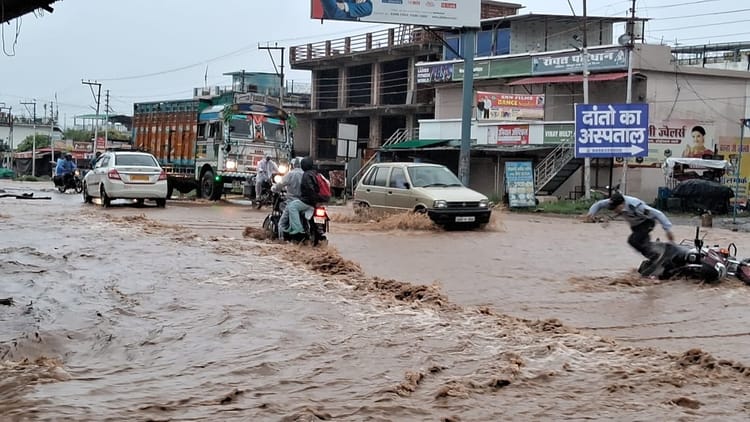 Dehradun Rainfall: एयरपोर्ट के पास नाले में उफान से भानियावाला में बाढ़ जैसे हालात, हाईवे हुआ जलमग्न, तस्वीरें