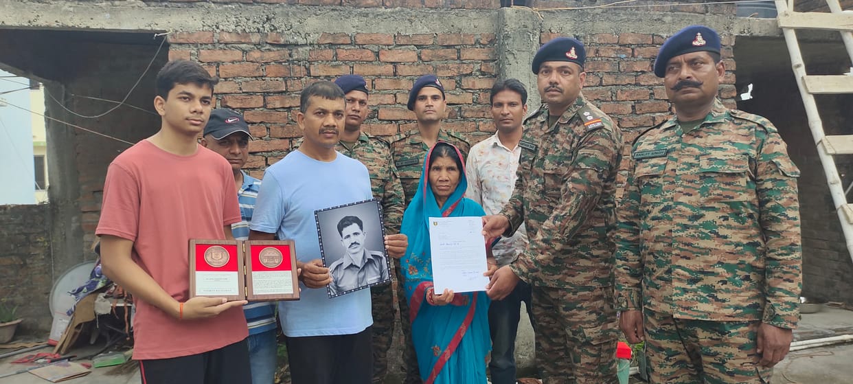 Bihar News: Indian Army's 'Ghar-Ghar Shaurya Samman', family members of martyr Hari Krishna Ram were honored