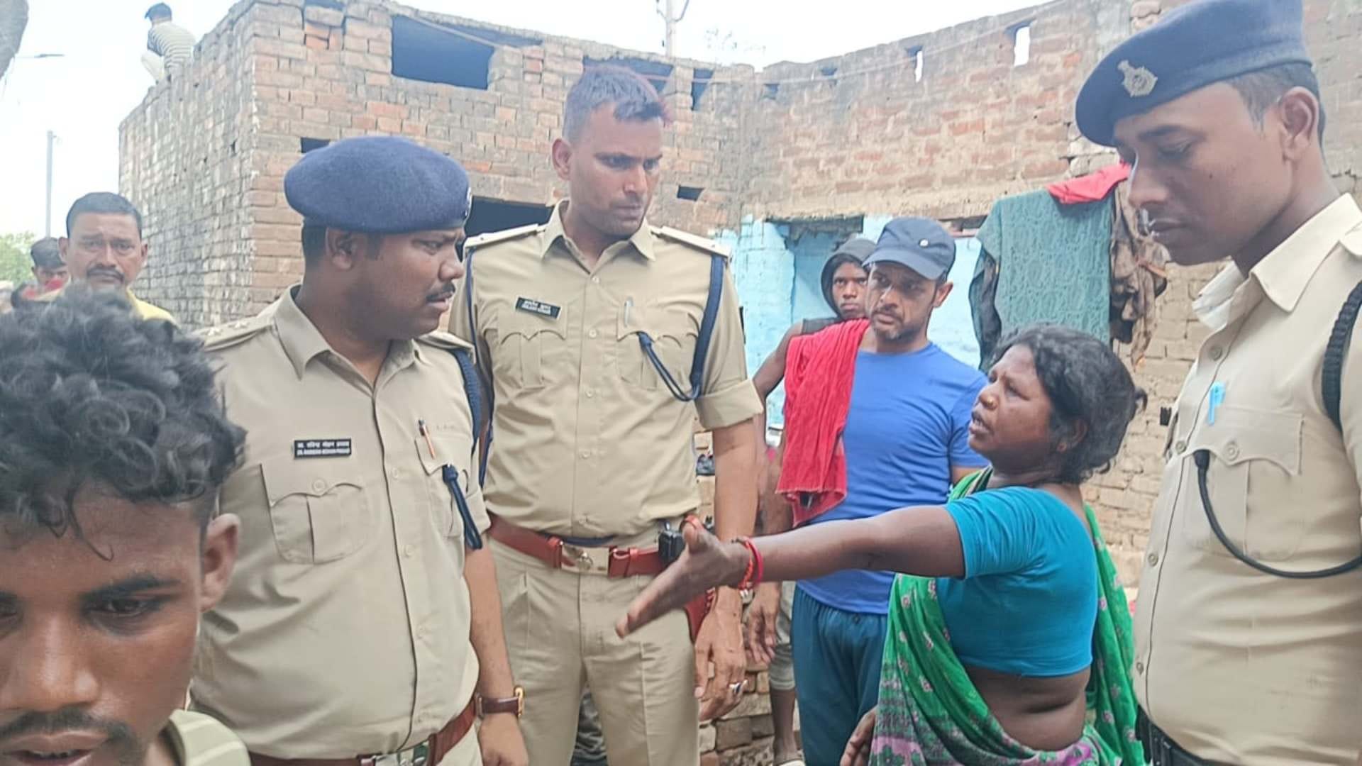 घटनास्थल पर जांच में जुटी पुलिस।