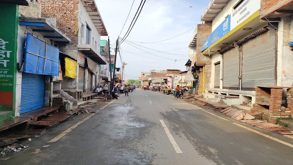 shopkeepers closed market in Agra due to poor law and order situation