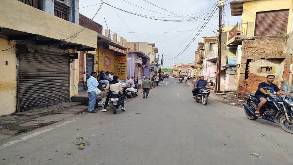 shopkeepers closed market in Agra due to poor law and order situation