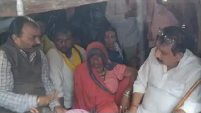 पीड़ित परिवारों से मिलते मंत्री विजय शाह।