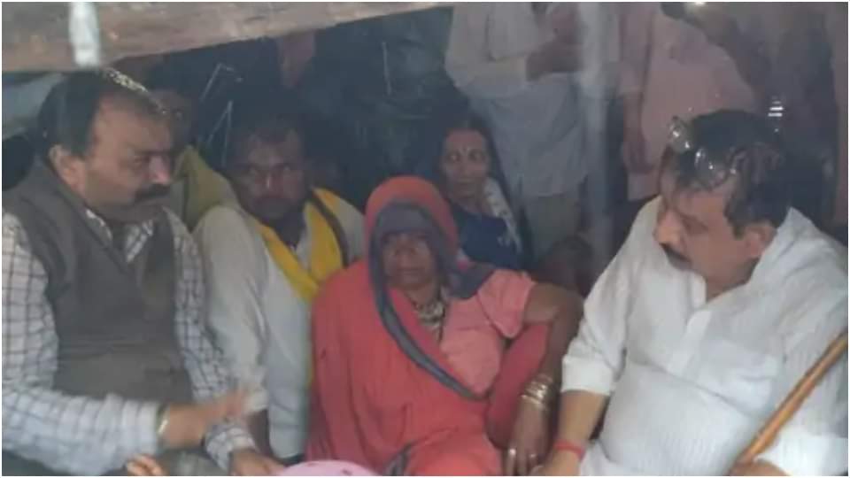 पीड़ित परिवारों से मिलते मंत्री विजय शाह।