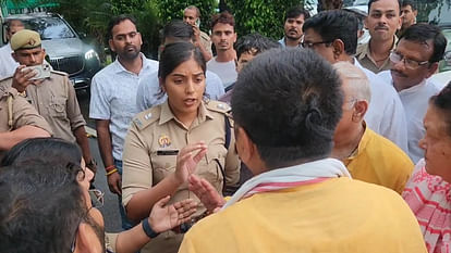 Kanpur: There was an argument between MLC and police officer when the gunner was not allowed inside