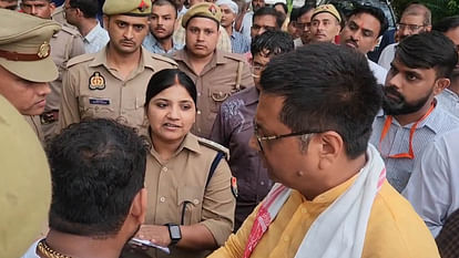 Kanpur: There was an argument between MLC and police officer when the gunner was not allowed inside
