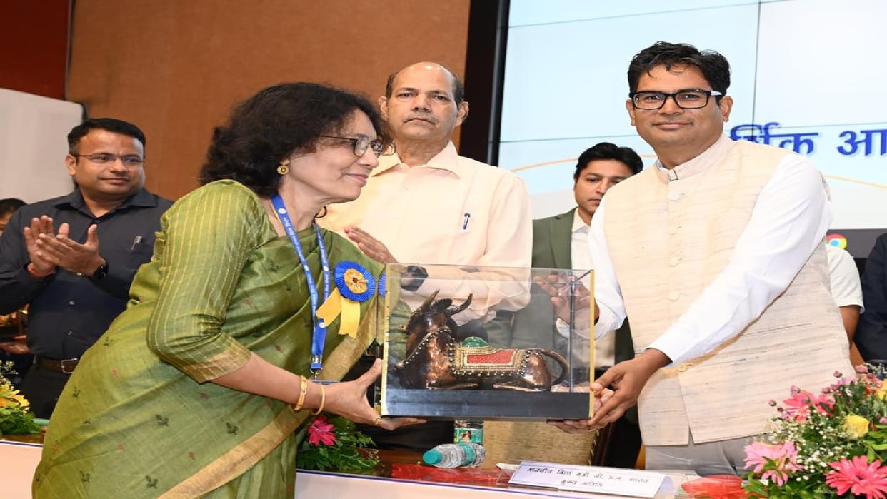 CG Minister OP Choudhary said- Finance service officers should work transparently, responsibly and honestly