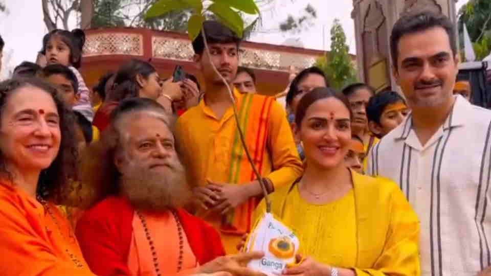 Actress Esha Deol reach Rishikesh Parmarth Niketan with her husband offered Ganga Aarti