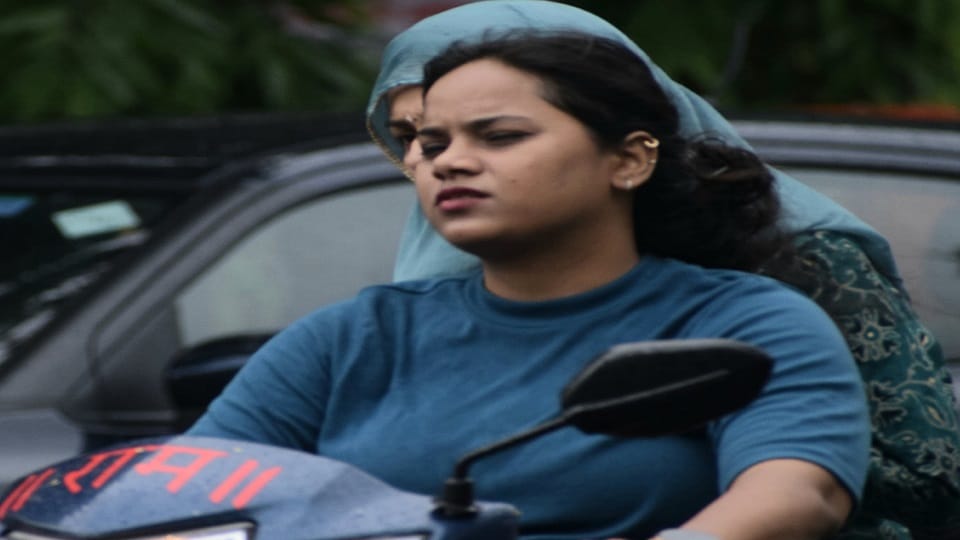 Meerut: Enjoyed the weather amidst drizzle, went out to roam the city on a scooter.